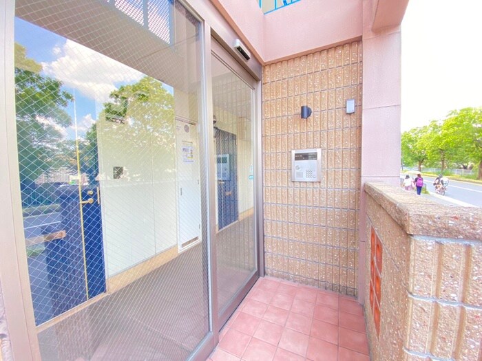 物件外観写真2　(エントランス部分)