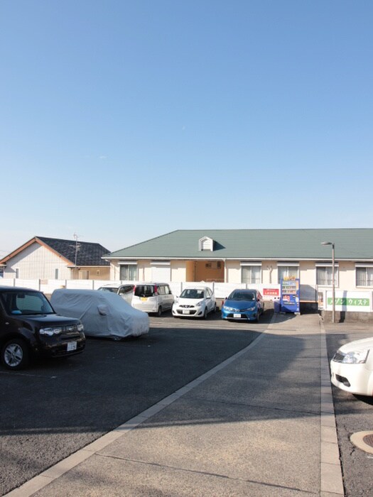 物件外観写真4　(駐車場)