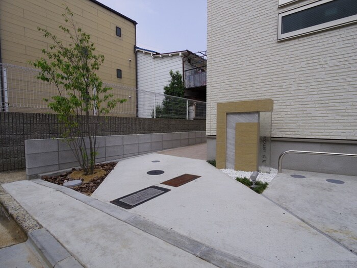 物件外観写真3　(エントランス部分)