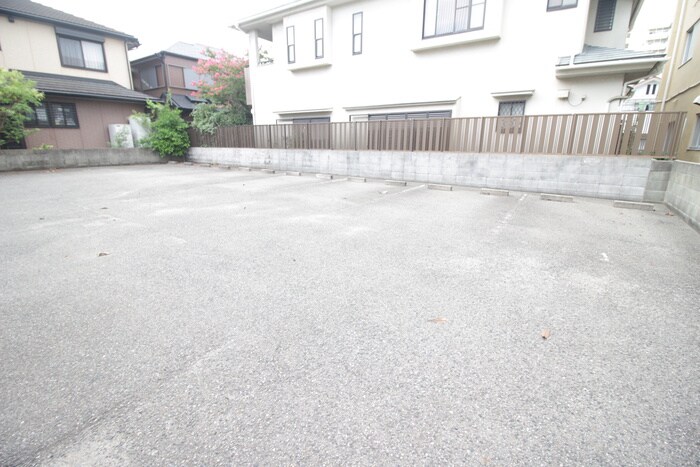 物件外観写真4　(駐車場)