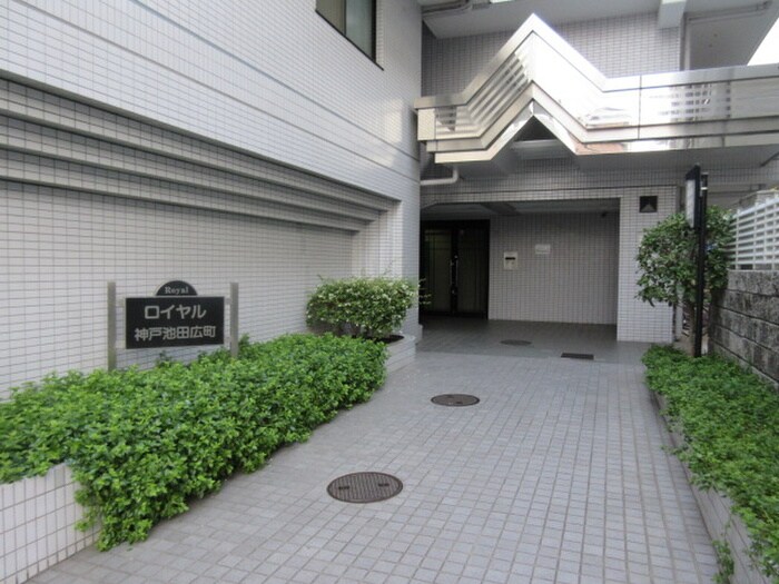 物件外観写真3　(エントランス部分)