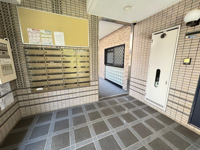物件外観写真6　(エントランス部分)