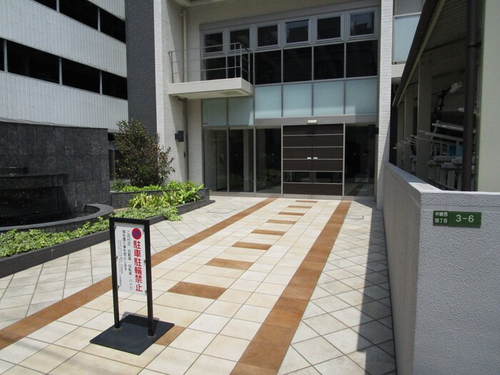 物件外観写真3　(エントランス部分)