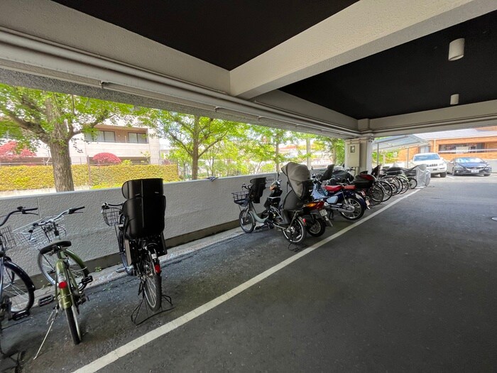 物件外観写真4　(駐輪場)