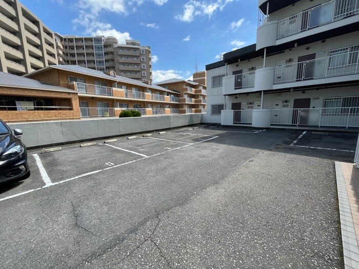 物件外観写真5　(駐車場)