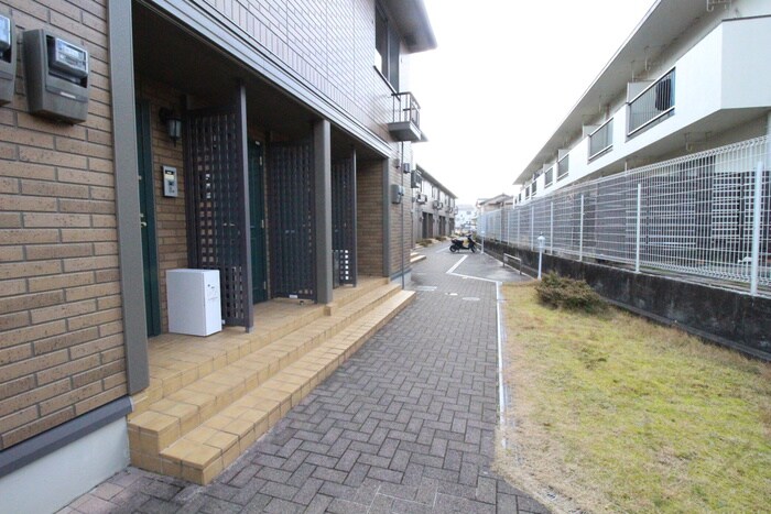 物件外観写真3　(エントランス部分)