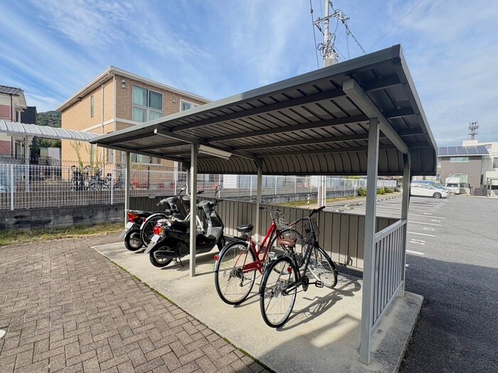 物件外観写真4　(駐輪場)