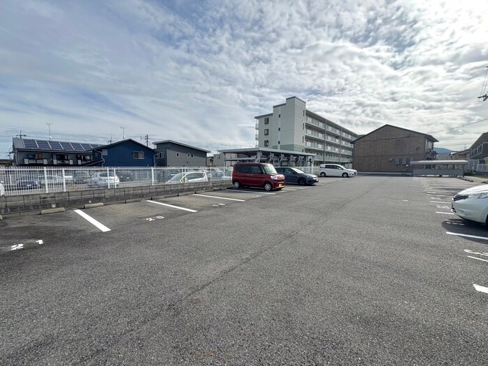 物件外観写真5　(駐車場)