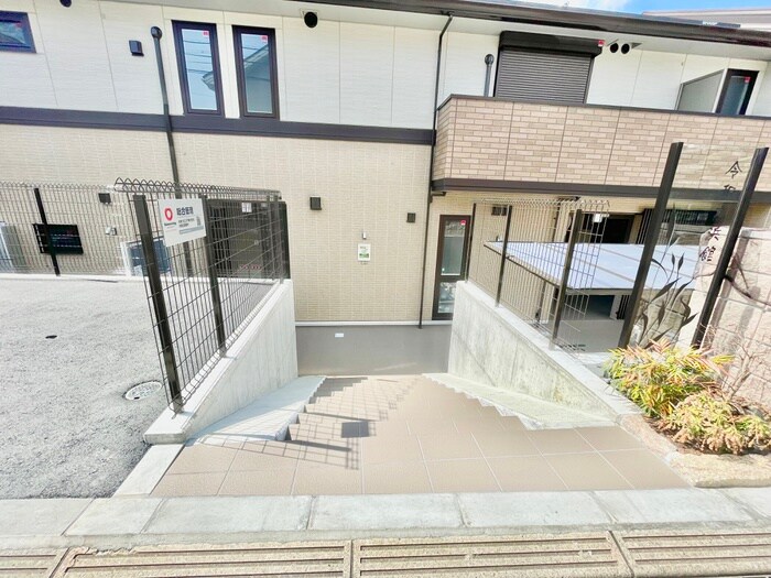 物件外観写真2　(エントランス部分)