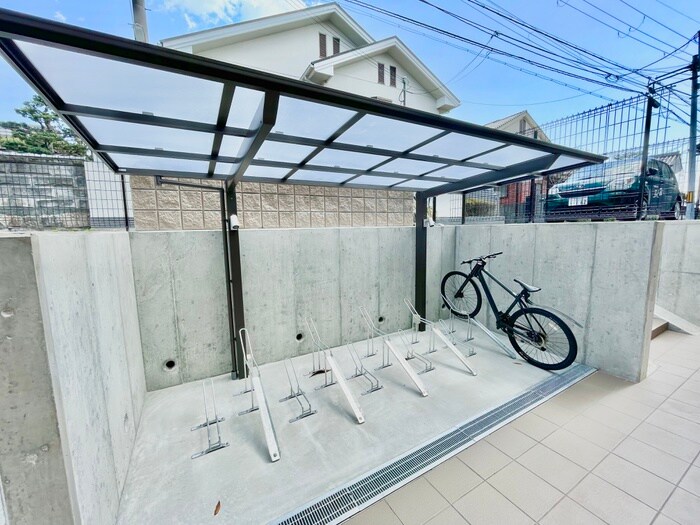 物件外観写真4　(駐輪場)