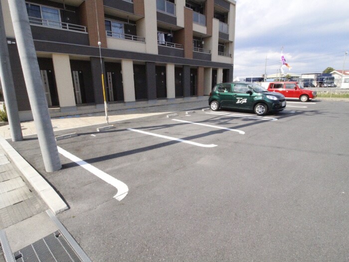物件外観写真2　(駐車場)