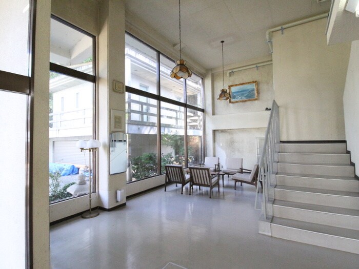 物件外観写真4　(エントランス部分)