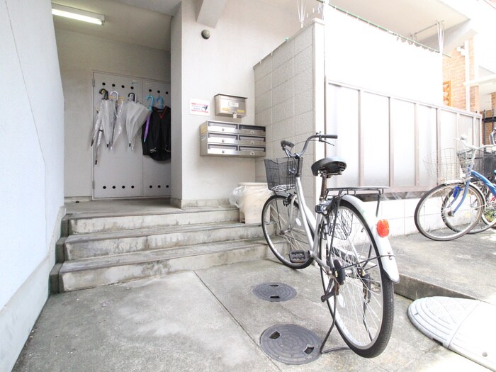 物件外観写真3　(エントランス部分)