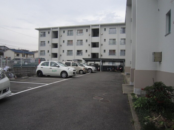 物件外観写真4　(駐車場)