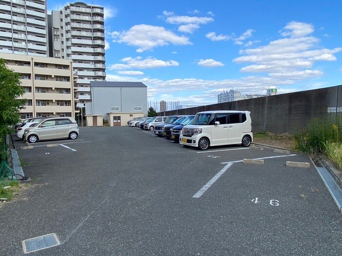 物件外観写真3　(駐車場)