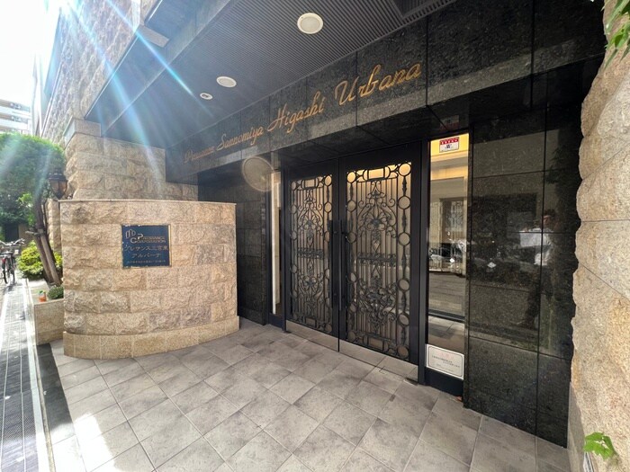 物件外観写真2　(エントランス部分)