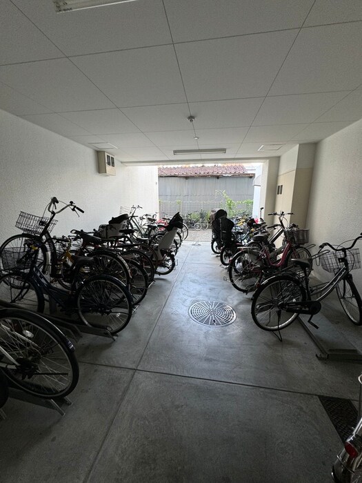 物件外観写真4　(駐輪場)