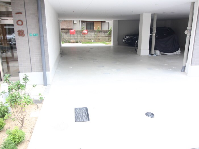 物件外観写真4　(駐車場)