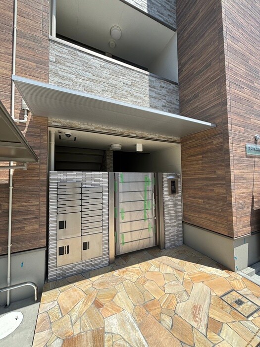 物件外観写真2　(エントランス部分)