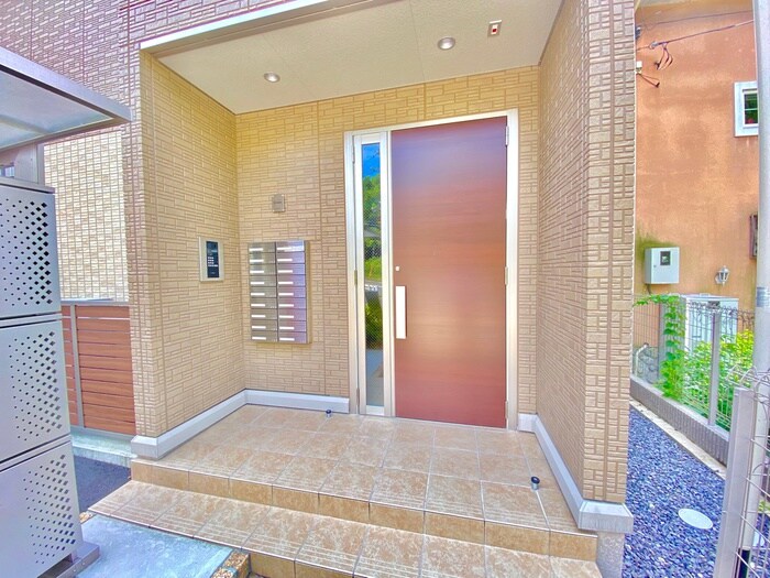 物件外観写真3　(エントランス部分)