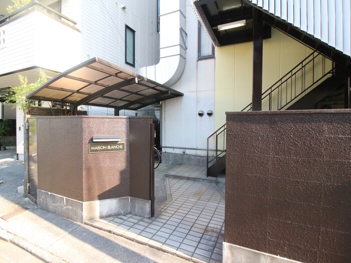 物件外観写真4　(エントランス部分)