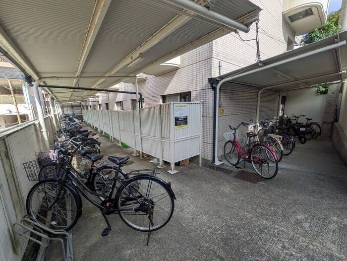 物件外観写真4　(駐輪場)