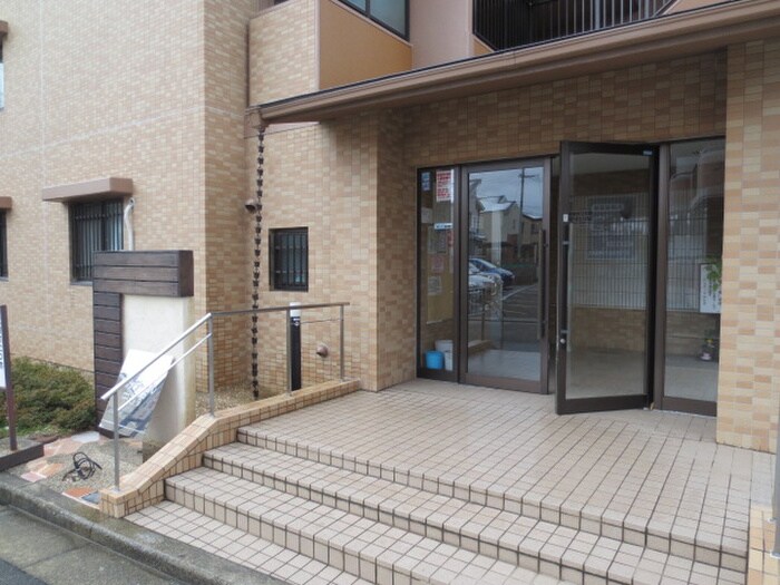 物件外観写真2　(エントランス部分)