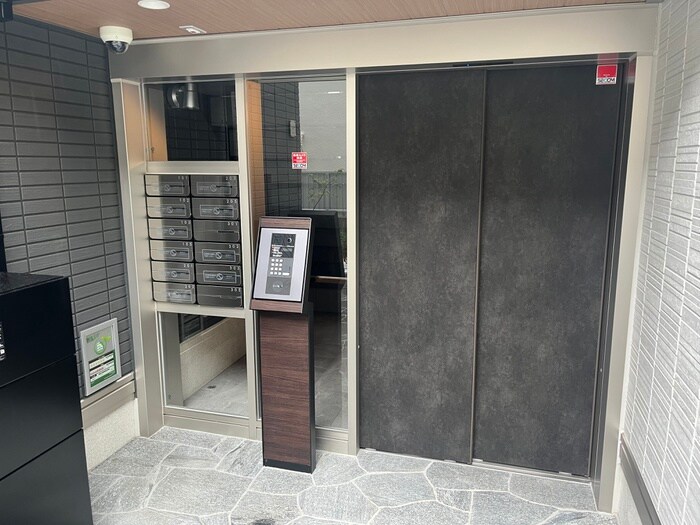 物件外観写真2　(エントランス部分)