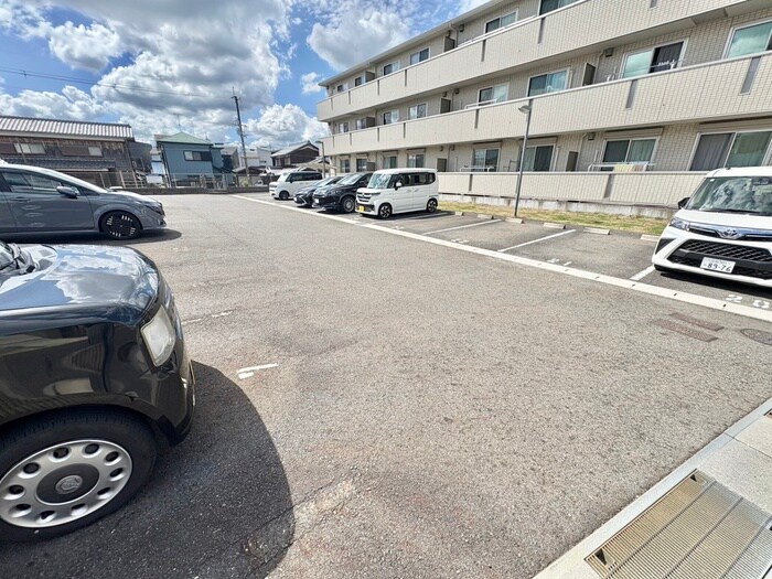 物件外観写真2　(駐車場)