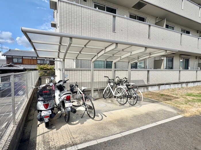 物件外観写真3　(駐輪場)