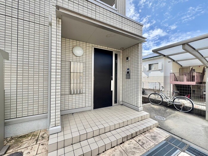 物件外観写真4　(エントランス部分)