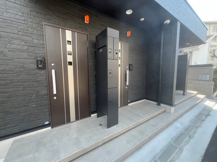 物件外観写真3　(エントランス部分)