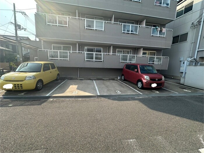物件外観写真3　(駐車場)