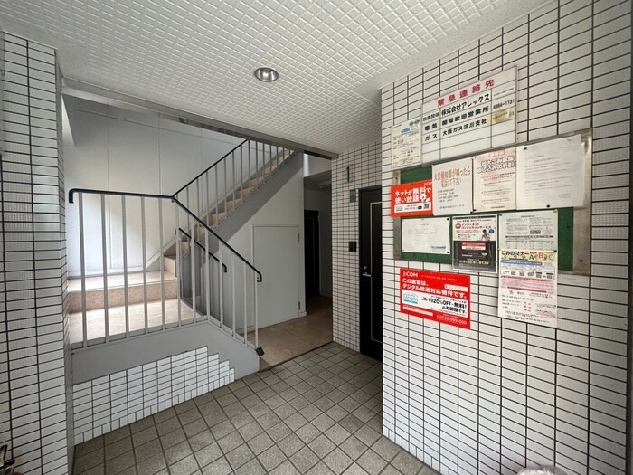 物件外観写真2　(エントランス部分)