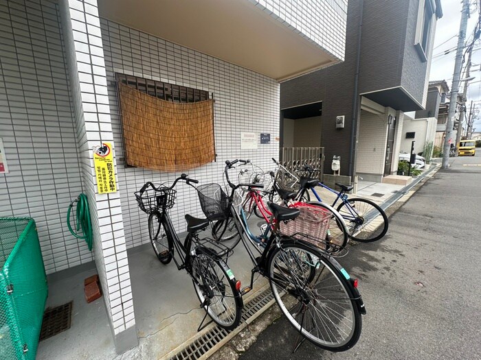 物件外観写真4　(駐輪場)