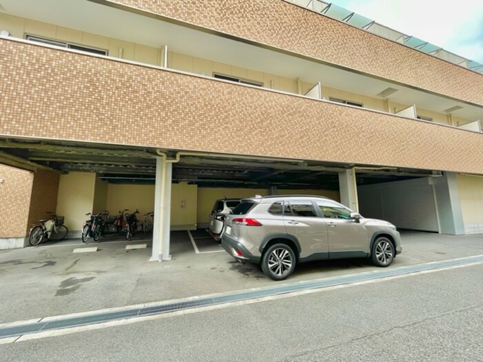 物件外観写真3　(駐車場)