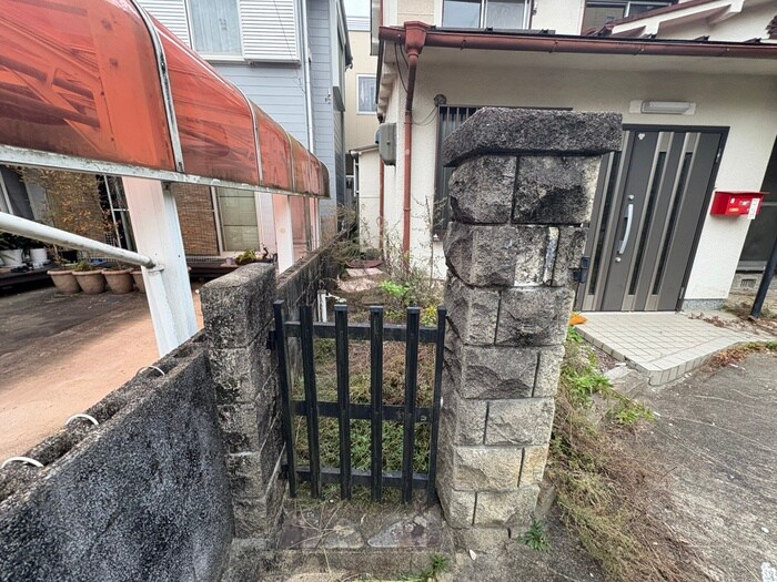 物件外観写真6　(エントランス部分)