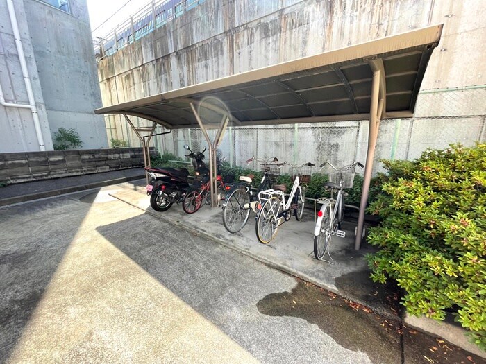 物件外観写真4　(駐輪場)