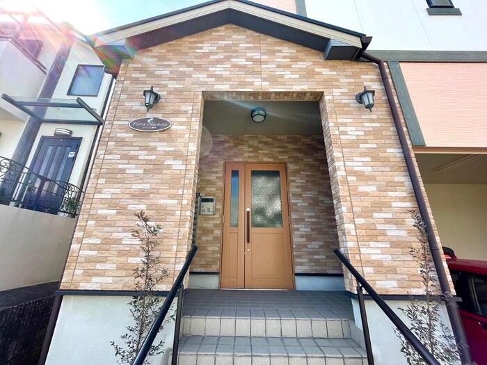 物件外観写真5　(エントランス部分)