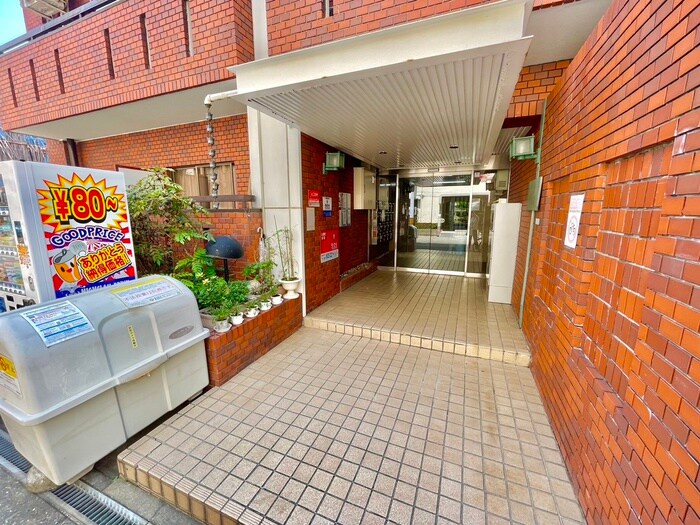 物件外観写真2　(エントランス部分)