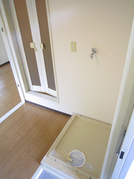 物件内観写真6　(洗濯機置場)