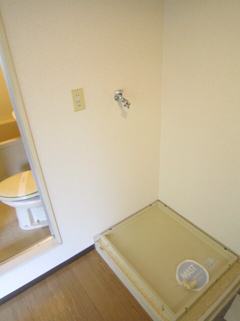 物件内観写真8　(洗濯機置場)