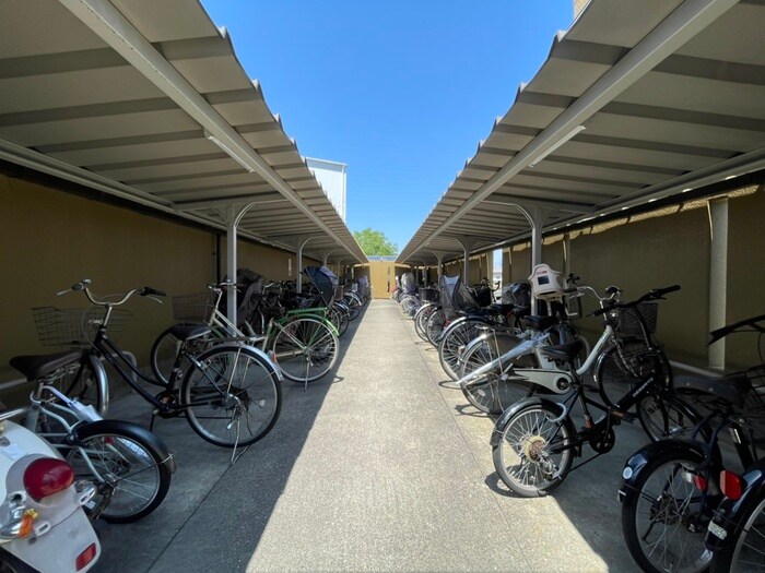 物件外観写真4　(駐輪場)