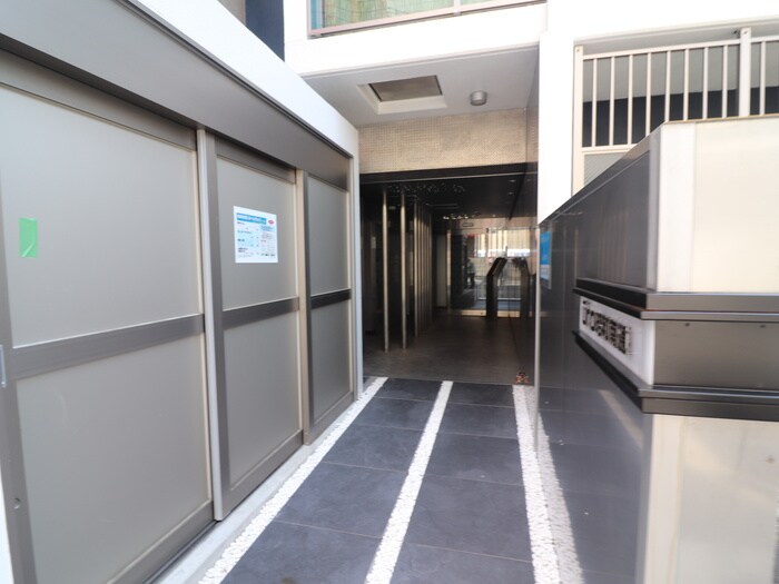 物件外観写真4　(エントランス部分)