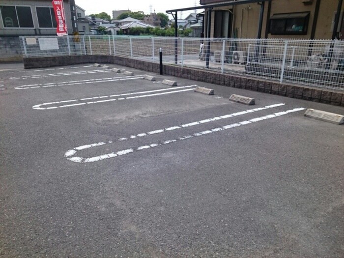 物件外観写真4　(駐車場)