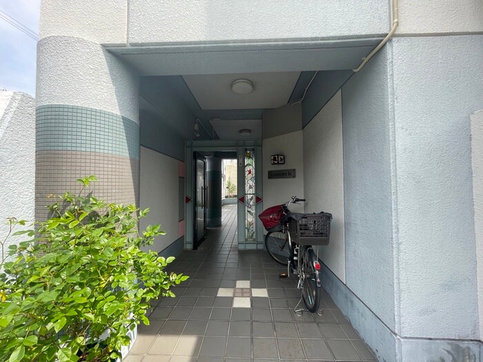 物件外観写真2　(エントランス部分)