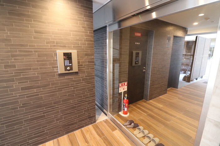 物件外観写真4　(エントランス部分)