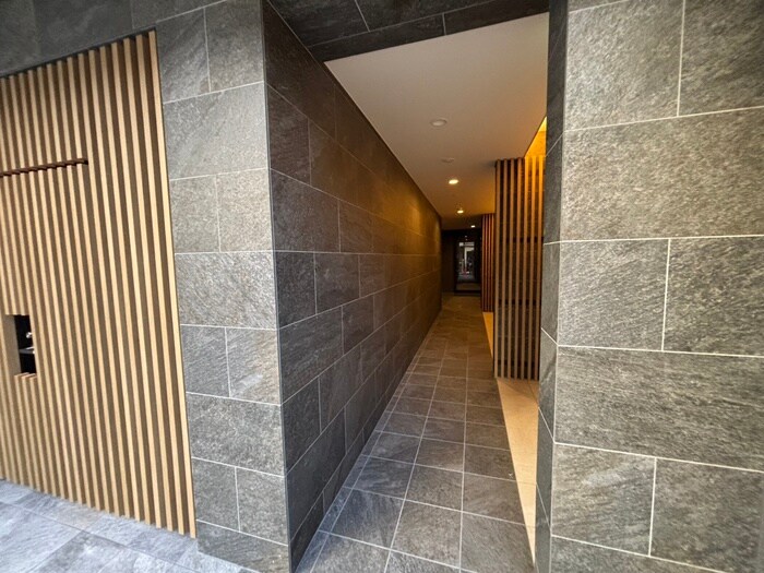 物件外観写真2　(エントランス部分)