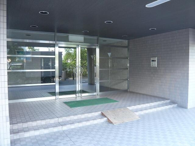 物件外観写真2　(エントランス部分)