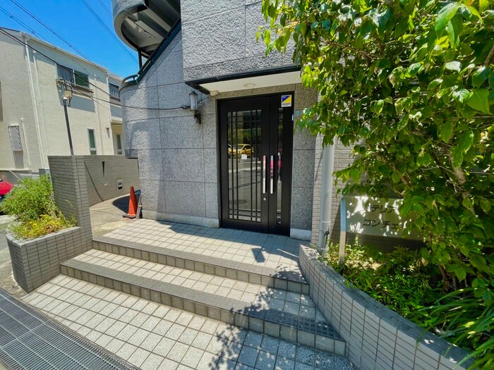 物件外観写真4　(エントランス部分)